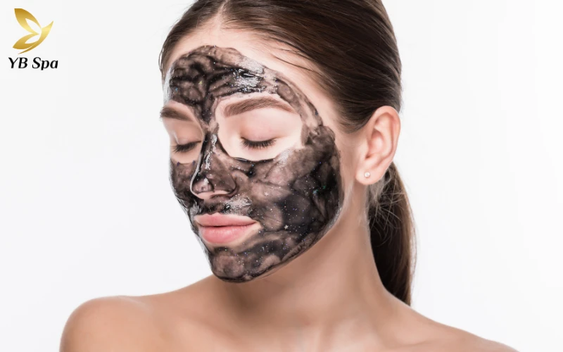 Sự kết hợp giữa làm sạch sâu và kích thích đẩy nhân mụn chính là lý do mặt nạ trở thành "vũ khí" không thể thiếu cho làn da sần sùi.