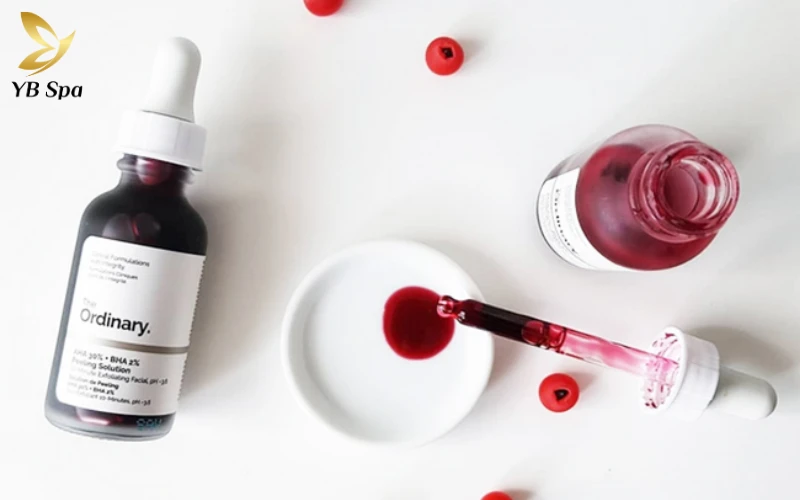 Hoạt chất BHA thâm nhập sâu vào lỗ chân lông để "cứu nguy" cho làn da đang gặp tình trạng mụn ẩn dai dẳng và kém mịn màng.