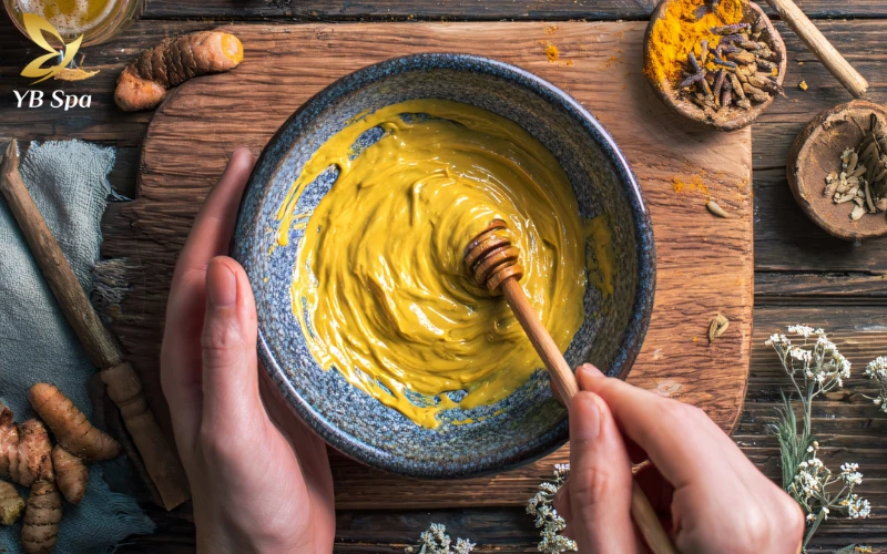 Chỉ với 15 phút đắp hỗn hợp nghệ và mật ong tại nhà, bạn đã có ngay một liệu pháp chăm sóc da lành tính và tiết kiệm