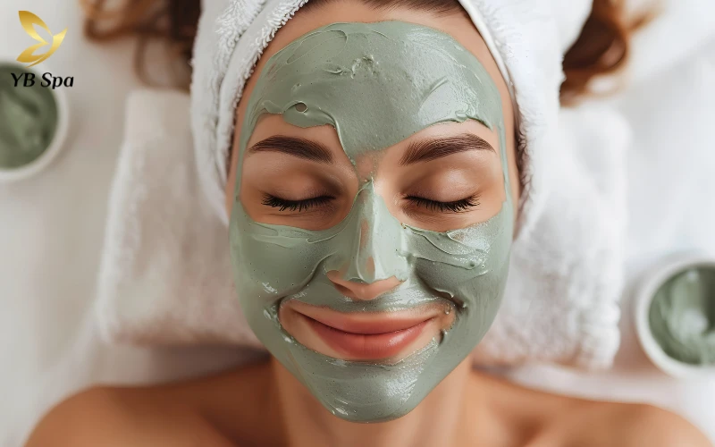 YB Spa tin rằng làn da sẽ trở nên thông thoáng và tươi trẻ hơn nhờ sức mạnh chống oxy hóa vượt trội từ bột trà xanh nguyên chất.