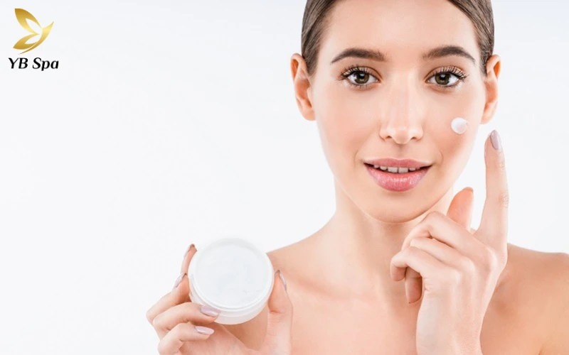 Mặt Nổi Mẩn Đỏ Như Mụn: Nguyên Nhân Và Cách Điều Trị Hiệu Quả 26 Thoa kem dưỡng đều đặn 2 lần/ngày