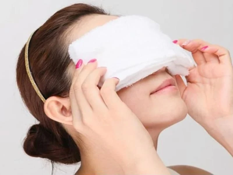 Nguyên nhân mí mắt nổi mụn nước là gì? Có nguy hiểm không? 5 Đắp khăn ấm lên mí mắt