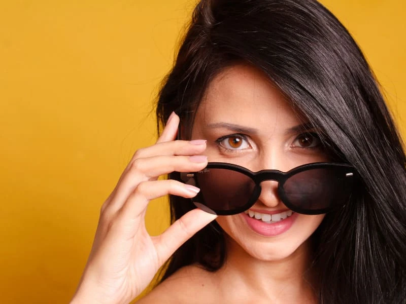 Nguyên nhân mí mắt nổi mụn nước là gì? Có nguy hiểm không? 6 Đeo kính bảo vệ mắt