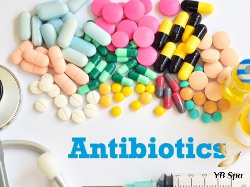 Mọc mụn ở cằm là hiện tượng gì? Nguyên nhân và cách điều trị 20 Thuốc kháng sinh giúp giảm viêm và ức chế sự phát triển của vi khuẩn gây mụn.