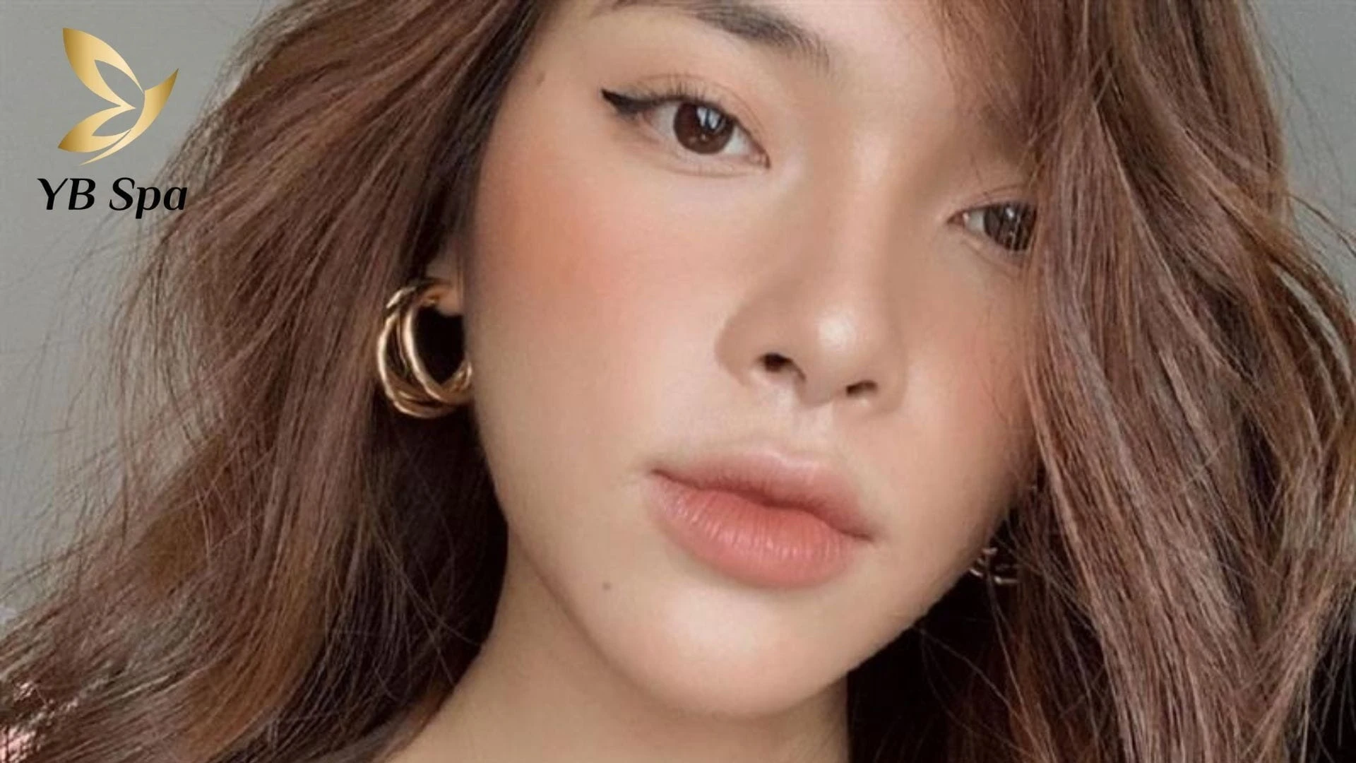 Nữ giới môi chẻ duyên dáng, khéo léo, độc lập và được nhiều người yêu mến.