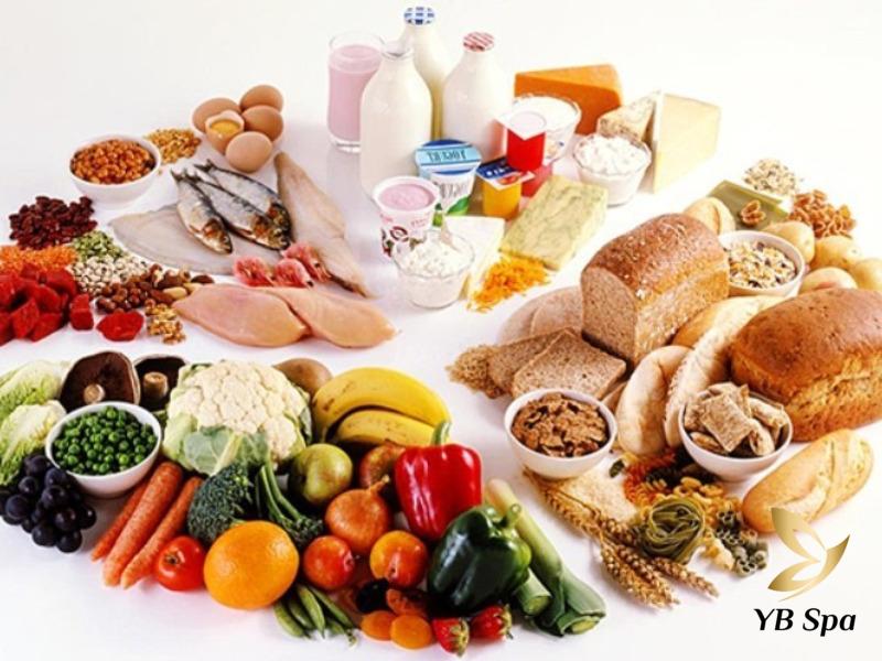 Mụn đầu trắng là gì? Nguyên nhân, dấu hiệu và cách điều trị 19 tiêu thụ nhiều thực phẩm nhiều đường, dầu mỡ làm gia tăng hoạt động của tuyến bã nhờn, gây mụn.