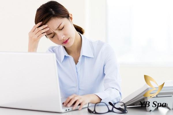 Mụn mọc quanh miệng do đâu? Cách điều trị hiệu quả 18 việc thức khuya, stress và căng thẳng kéo dài,... cũng có thể gây mất cân bằng nội tiết tố.