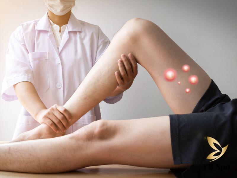 Bác sĩ đang xem tình trạng mụn nhọt 