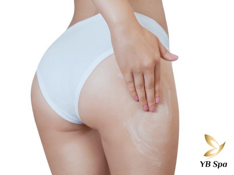 Thoa kem dưỡng ẩm sau khi điều trị mụn nhọt