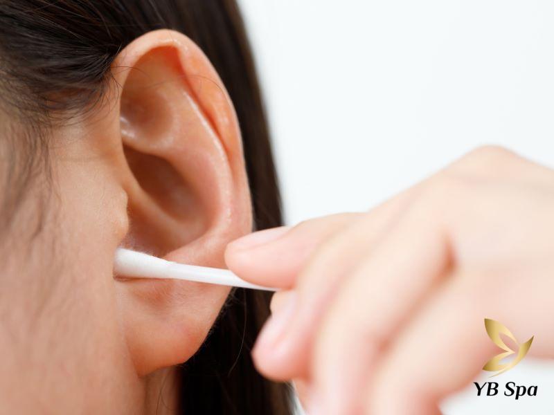 Dùng tăm bông vệ sinh tai