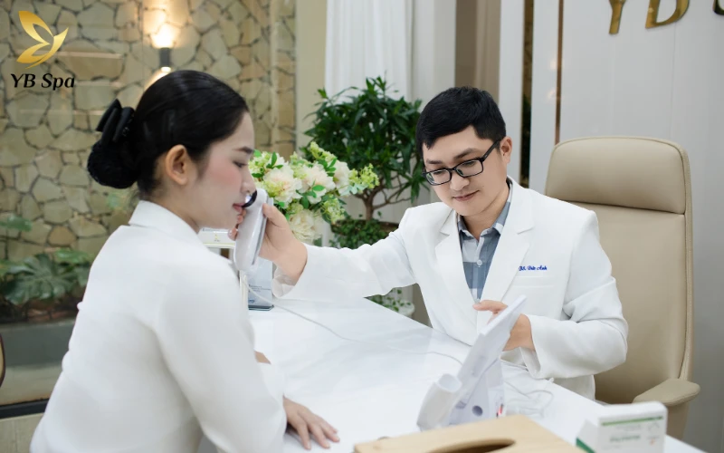Bác sĩ tại YB Spa Kiểm tra mụn nội tiết