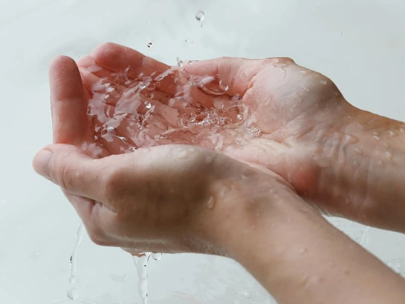 Mụn nước ở tay: Nguyên nhân và cách trị hiệu quả, an toàn 5 Rửa tay bằng nước muối sinh lý