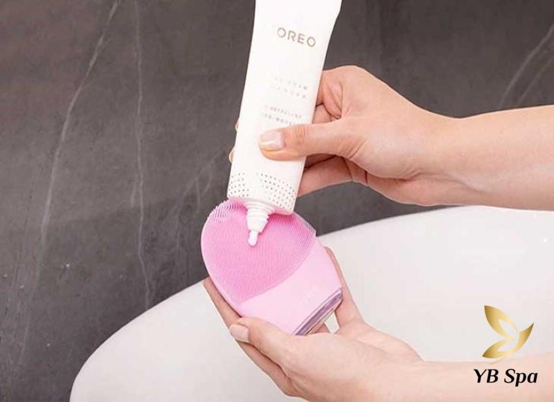 Da mụn có nên dùng máy rửa mặt? Hướng dẫn sử dụng đúng cách 22 Vệ sinh máy rửa mặt