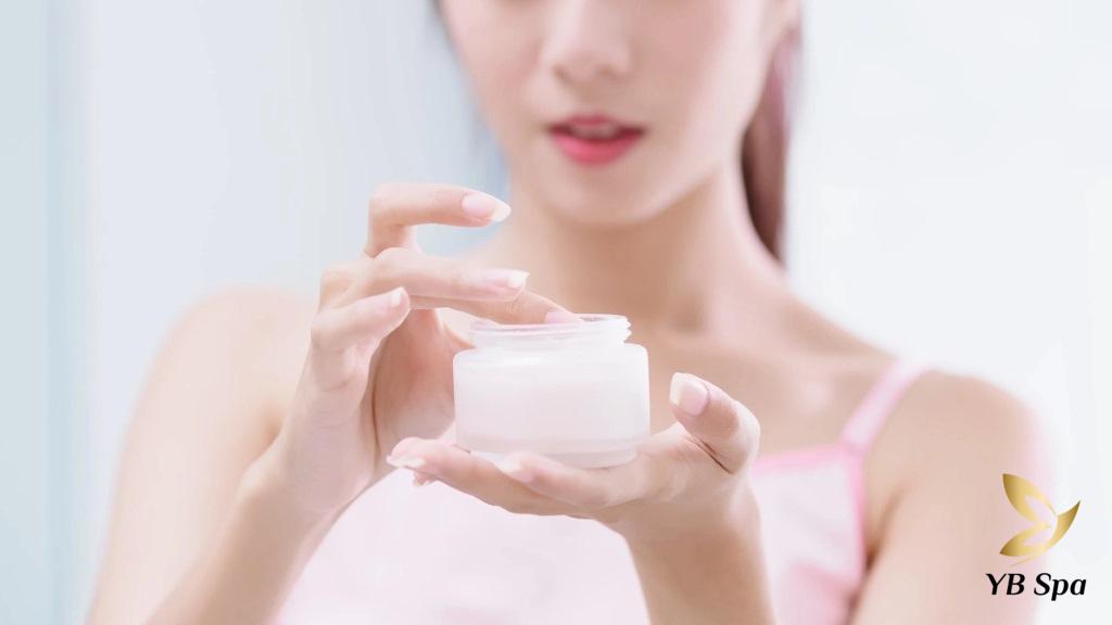 Da mụn có nên dùng máy rửa mặt? Hướng dẫn sử dụng đúng cách 23 Dùng kem dưỡng ẩm