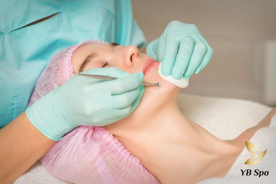 Mụn viêm có nên nặn không? Khi nào nên nặn mụn viêm? 24 Nặn mụn tại cơ sở thẩm mỹ viện