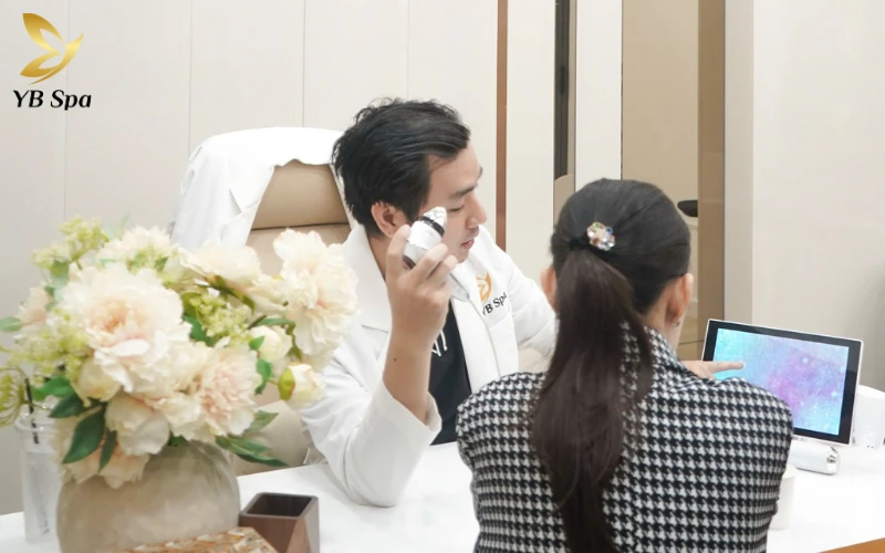 Bác sĩ thăm khám và soi da chuyên sâu