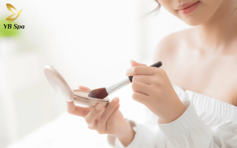 Hạn Chế Trang Điểm Và Sản Phẩm Gây Bí Da