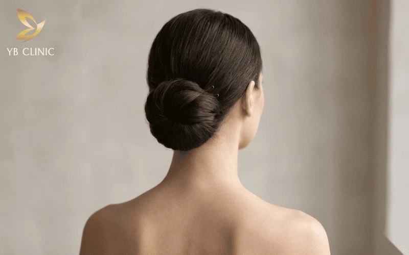6 Chi Tiết Nhỏ Quyết Định Thần Thái Khi Búi Tóc 15 Búi tóc Chignon cổ điển sang trọng, tôn lên bờ vai trần và chiếc cổ cao kiêu sa.