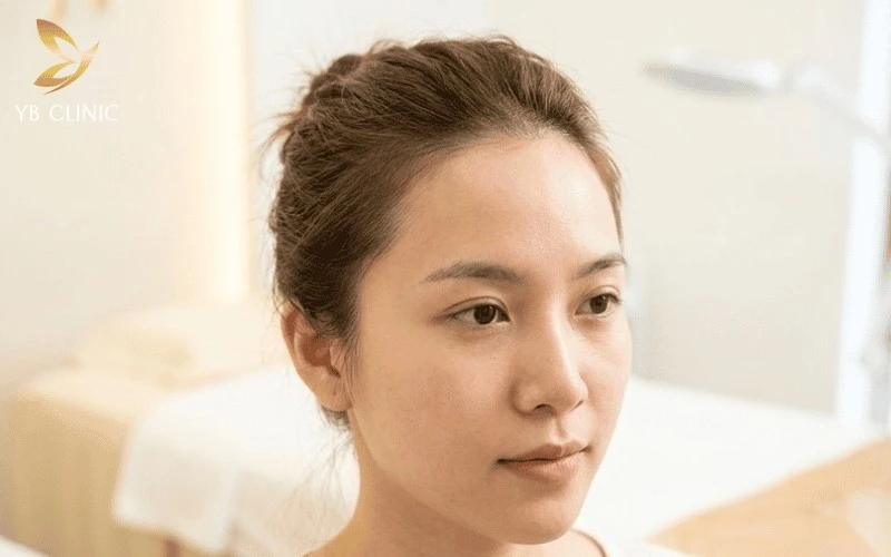 Đường chân tóc gọn gàng là một trong những chi tiết nhỏ quyết định thần thái khuôn mặt, giúp vầng trán trông sáng hơn, tạo cảm giác cân đối và khiến tổng thể gương mặt trở nên thanh thoát, hài hòa.