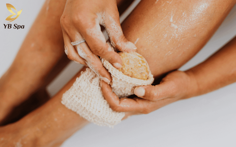 Sữa tắm có độ pH cao dễ dàng phá hủy lớp màng ẩm, khiến da chân nổi mẩn đỏ sau khi triệt lông