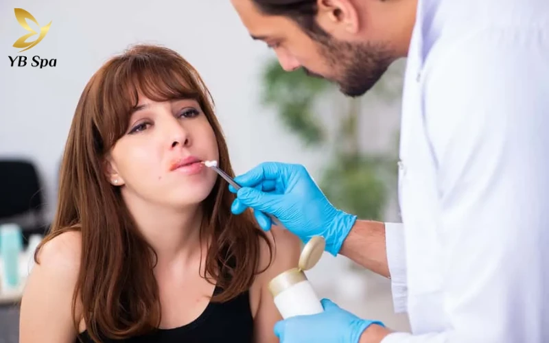 Nổi mụn nước ở môi bôi thuốc gì để nhanh khỏi và không để lại sẹo? 32 Khi nào bạn cần đến gặp bác sĩ da liễu?