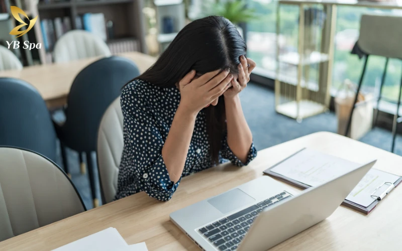 Nổi mụn ở cằm là thiếu chất gì? Giải mã nguyên nhân từ bên trong cơ thể 29 Stress và căng thẳng kéo dài