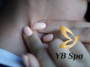 Viêm nang lông và đinh nhọt ở cổ đôi khi rất dễ nhầm lẫn với mụn.