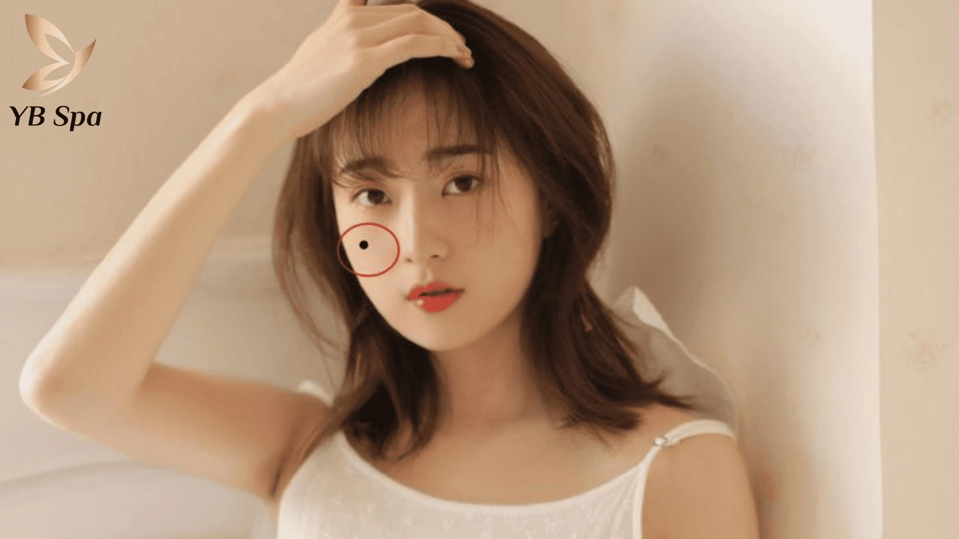 Ý nghĩa nốt ruồi ở má nam nữ theo nhân tướng học 13 Nốt ruồi ở má chứa đựng nhiều ý nghĩa nhân tướng học và cần được quan tâm y tế.