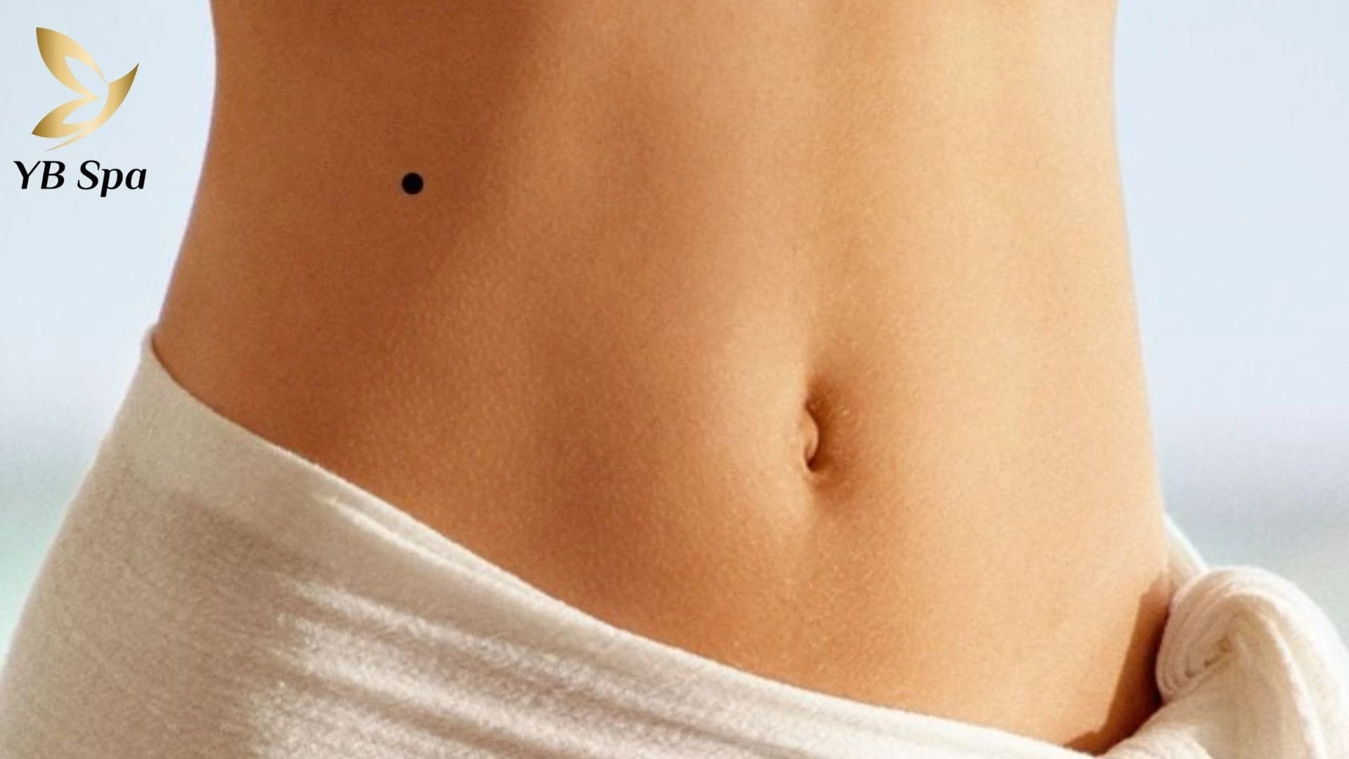 Nốt ruồi vùng bụng trên (dưới xương ức) liên quan đến sự hanh thông trong đường công danh và năng lượng quản lý tài chính.