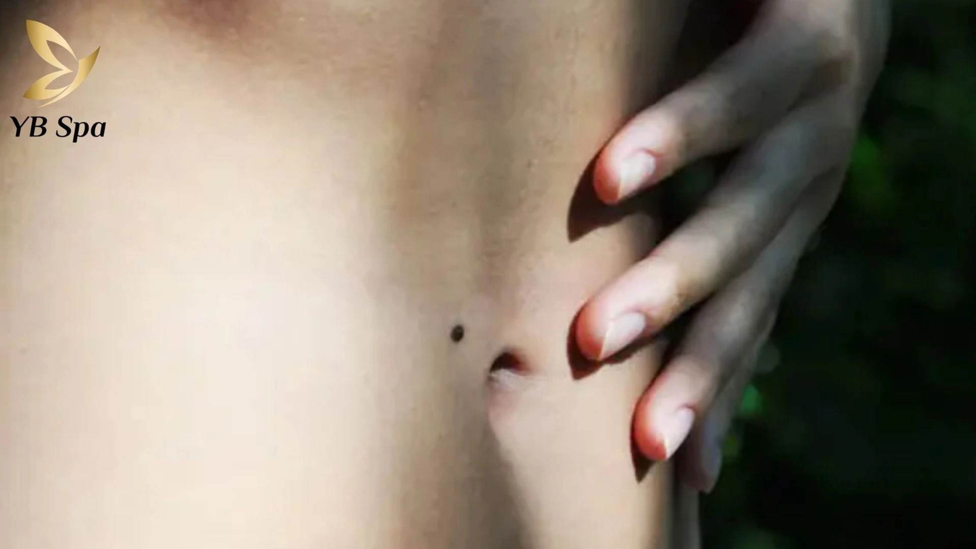 Nốt ruồi quanh vùng rốn trong phạm vi 2-3cm thường mang lại vận may về quý nhân phù trợ và tài lộc bất ngờ.