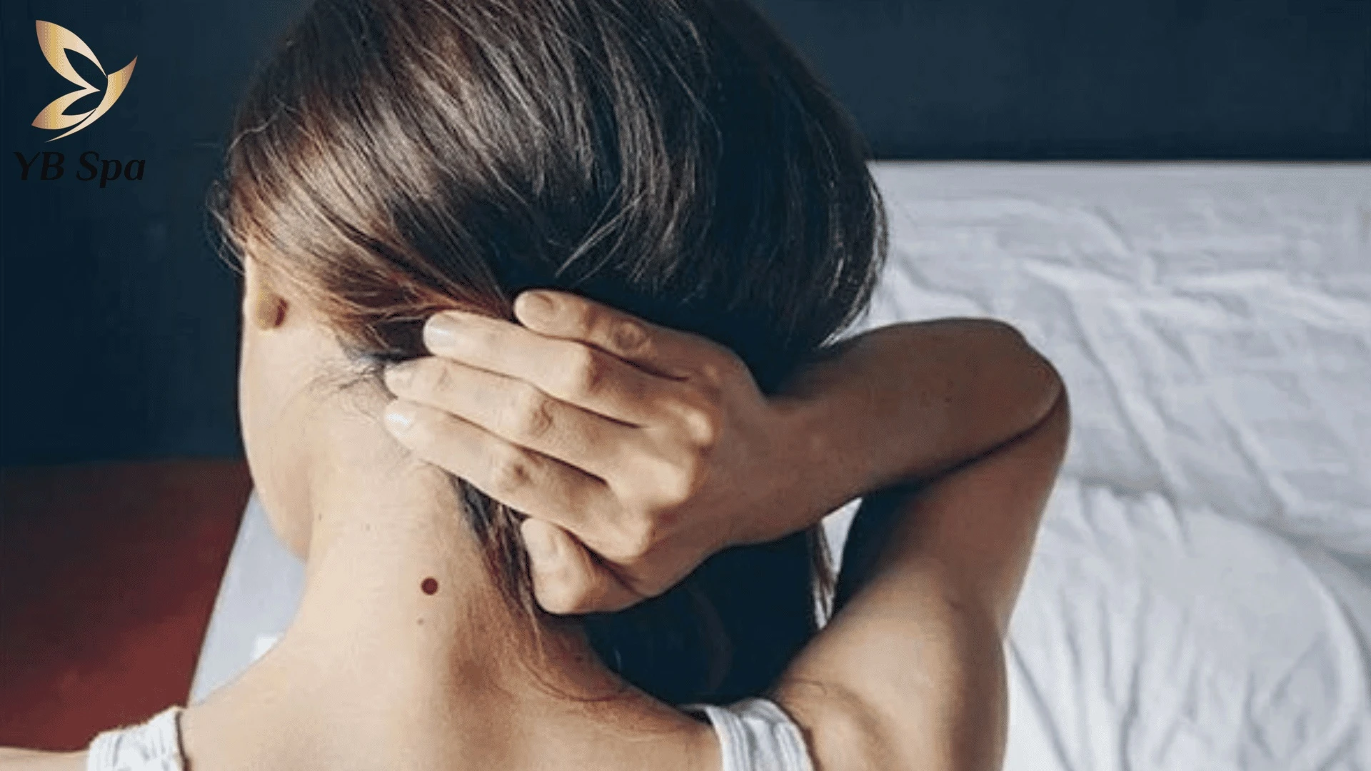 Nốt ruồi son sau gáy thường gắn với vận khí tốt, báo hiệu người thông minh, nhân hậu và dễ thành công.