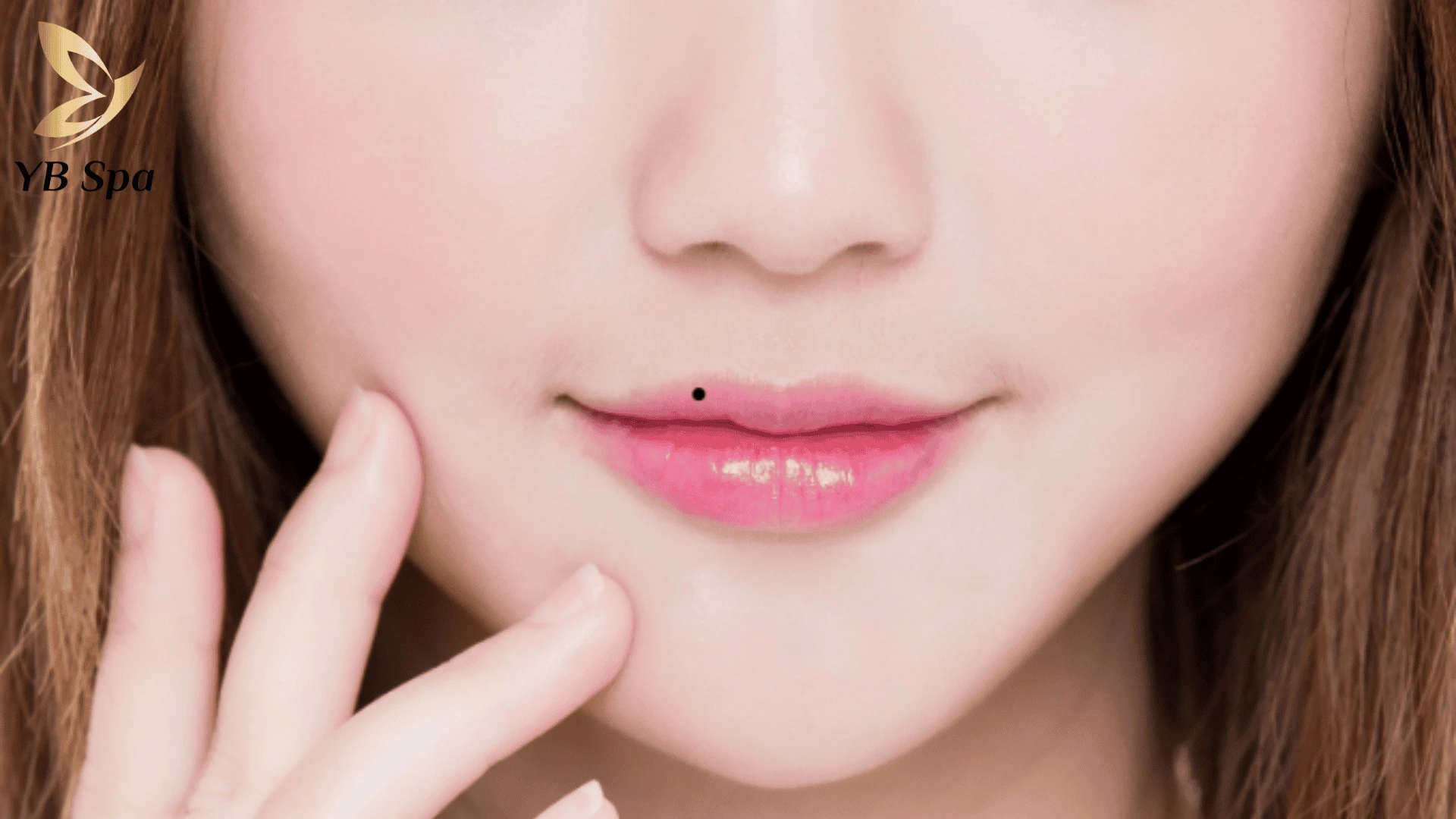 Nốt ruồi ở môi trên đại diện cho tướng "thực lộc", báo hiệu cuộc sống sung túc và khả năng ngoại giao tốt.