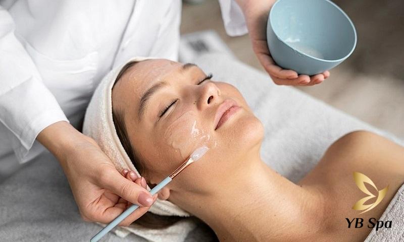 Peel da có đẩy mụn không? Nguyên nhân và cách xử lý 20 Peel da là một phương pháp chăm sóc da và điều trị mụn bằng cách sử dụng các hợp chất hóa học để loại bỏ tế bào da chết