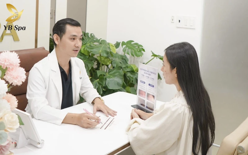 Bác sĩ chuyên khoa trực tiếp thăm khám và phân tích nguyên nhân gây mụn để đưa ra phác đồ điều trị chính xác nhất.