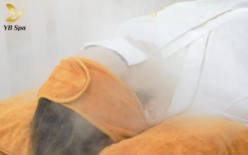 Hơi nước nóng thanh khiết giúp các lỗ chân lông giãn nở tự nhiên, tạo đường dẫn thuận lợi để loại bỏ bã nhờn mà không gây tổn thương da.