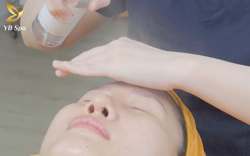 Sử dụng Toner chuyên dụng giúp đưa làn da trở về trạng thái pH cân bằng lý tưởng sau các bước làm sạch sâu và xông hơi.