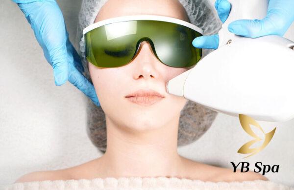 Sử dụng thiết bị triệt lông để xử lý vùng mép một cách nhẹ nhàng