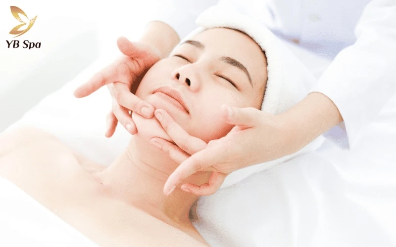 Thao tác thoa kem theo hướng từ dưới lên trên và từ trong ra ngoài giúp hỗ trợ duy trì hiệu quả nâng cơ tối ưu của LinearZ