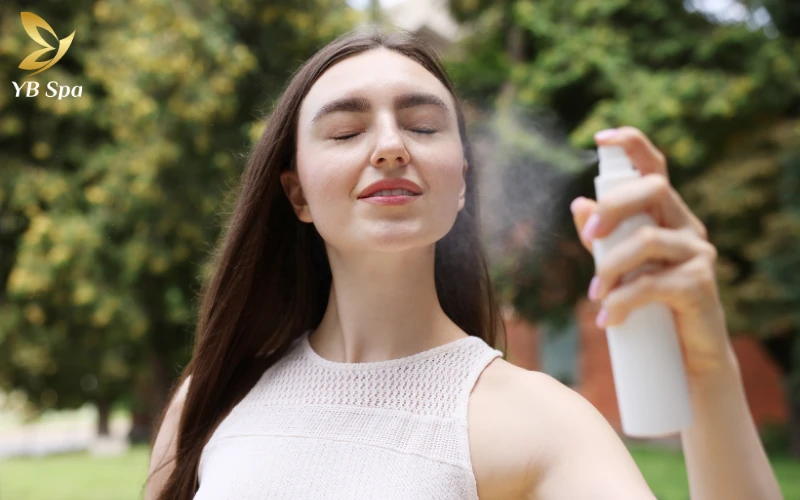 Ưu tiên dùng xịt khoáng dịu nhẹ hoặc gạc mát để "giải cứu" làn da nóng rát ngay sau khi triệt lông mặt