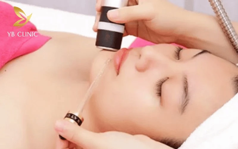 Sau Sinh Có Nên Trẻ Hóa Da Không? Thời Điểm Và Các Phương Pháp An Toàn 11 Điện di tinh chất là phương pháp an toàn, giúp cấp ẩm sâu cho da mà không cần dùng kim tiêm.