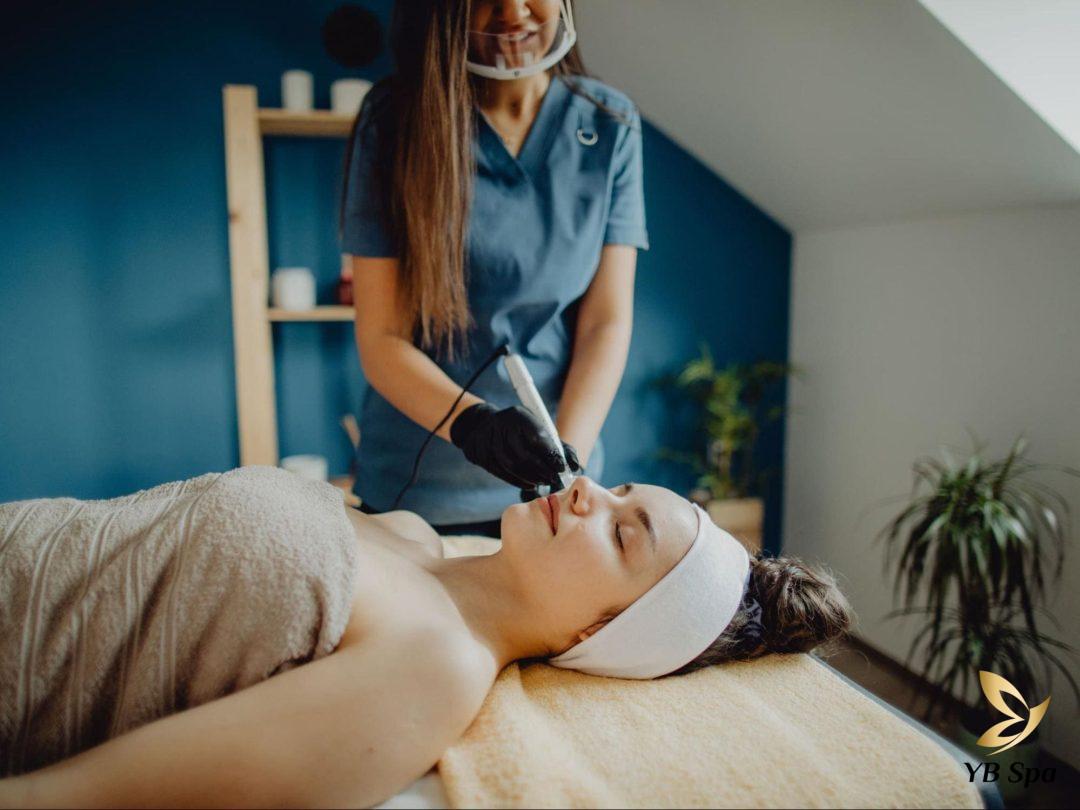 Sẹo mụn có tự hết không? Các phòng ngừa sẹo mụn hình thành 22 Micro-needling là một phương pháp điều trị sẹo mụn, hoạt động bằng cách sử dụng đầu kim