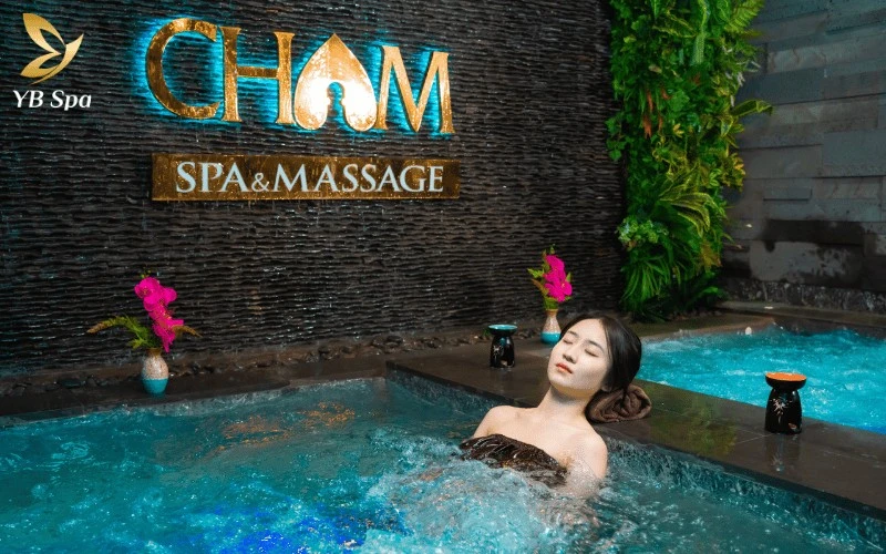 Khác biệt với các viện thẩm mỹ máy móc, Chạm Spa tập trung vào việc chữa lành và thư giãn cơ thể bằng những liệu pháp lành tính nhất