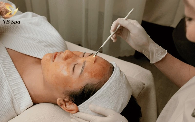 Kỹ thuật lấy mụn chuyên nghiệp tại Gà Spa giúp loại bỏ nhân mụn kỹ lưỡng mà không gây thương tổn sâu cho làn da của bạn