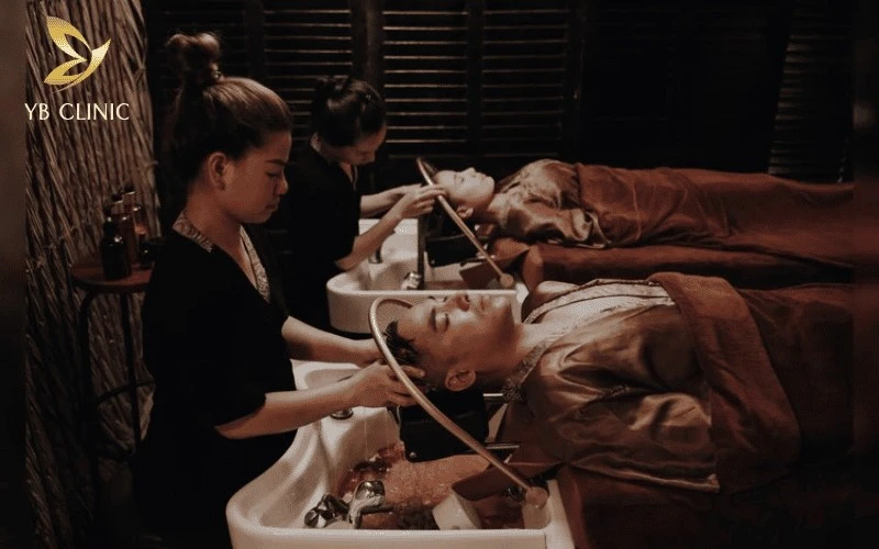 Dịch vụ gội đầu dưỡng sinh tại Phaya Thai Spa Bình Tân kết hợp massage đầu, cổ vai gáy hỗ trợ cải thiện cảm giác mệt mỏi.