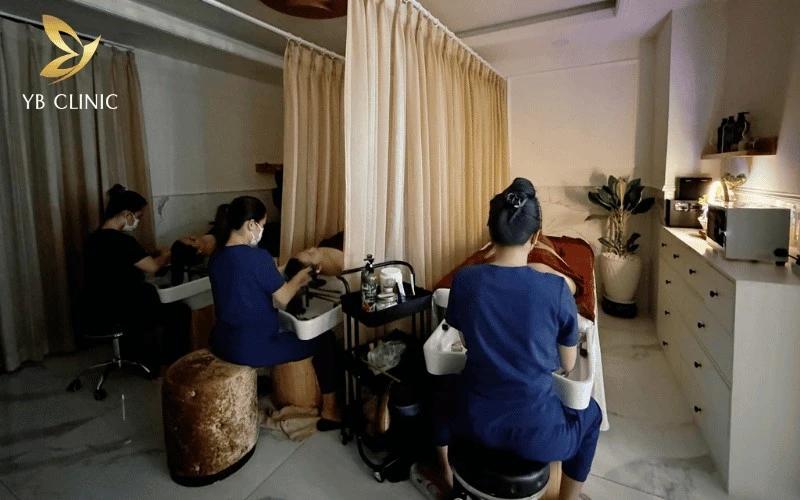 MALLORIE BEAUTY sở hữu không gian chăm sóc riêng tư, sạch sẽ cùng đội ngũ kỹ thuật viên chuyên nghiệp, mang đến trải nghiệm thư giãn và chăm sóc sắc đẹp toàn diện cho khách hàng.