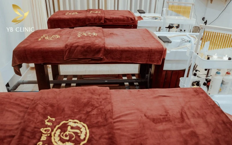 Phòng chăm sóc chuyên nghiệp tại Lê Gia Spa được trang bị đầy đủ thiết bị hỗ trợ, đáp ứng nhu cầu làm đẹp và thư giãn của nhiều đối tượng khách hàng.