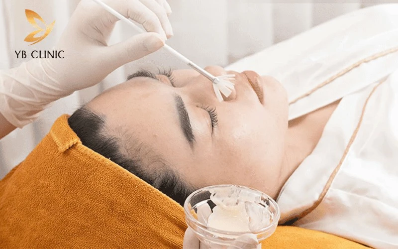 Không gian điều trị hiện đại và vô trùng tại YB Spa chi nhánh quận 6, nơi ứng dụng công nghệ Nano Diamond Light chuẩn y khoa.