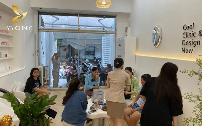 Trải nghiệm thư giãn toàn diện tại Moji Spa với dịch vụ gội đầu dưỡng sinh Đông y kết hợp massage đá nóng trị liệu.