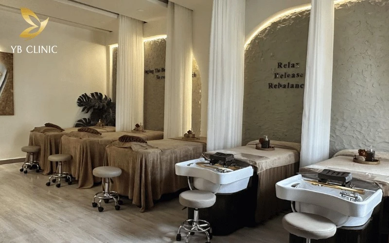 Zen Glow Spa sở hữu không gian yên tĩnh, kết hợp giữa chăm sóc da và thư giãn giúp khách hàng tái tạo năng lượng sau những ngày làm việc bận rộn.