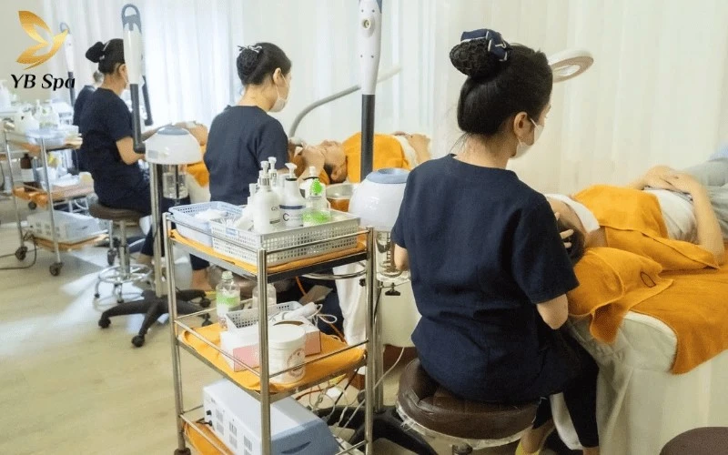 YB Spa quy tụ đội ngũ chuyên gia có trình độ chuyên môn cao, luôn đảm bảo sự an toàn và hiệu quả tối ưu trong mọi phác đồ điều trị da